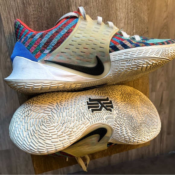 Kyrie Irving 7 basketball shoes - Picture 3 of 3